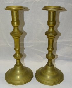 -PAIRE de BOUGEOIRS BAROQUE XXe BRONZE ou LAITON déco BOUGIE COLLECTION     D