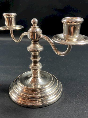 Paire de bougeoirs bouts de table en métal argenté signé CHRISTOFLE modèle Albi