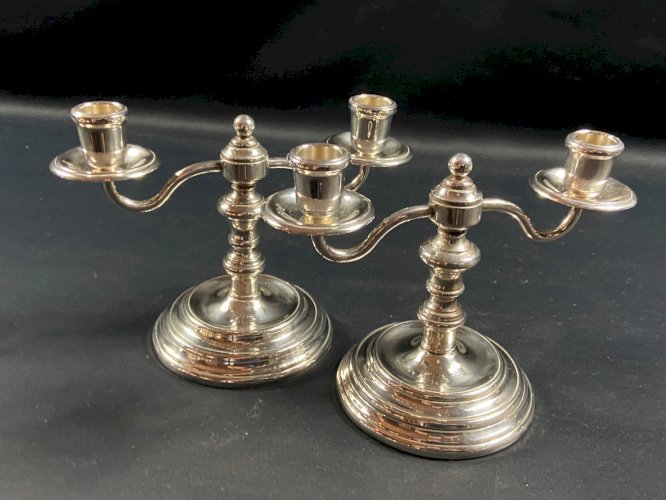 Paire de bougeoirs bouts de table en métal argenté signé CHRISTOFLE modèle Albi