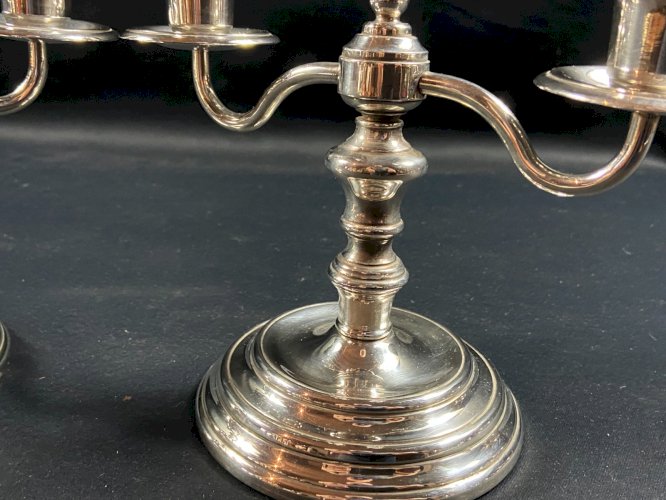 Paire de bougeoirs bouts de table en métal argenté signé CHRISTOFLE modèle Albi