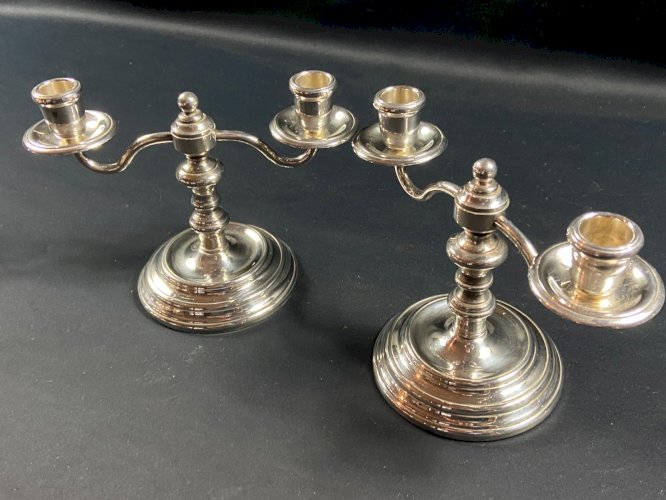 Paire de bougeoirs bouts de table en métal argenté signé CHRISTOFLE modèle Albi