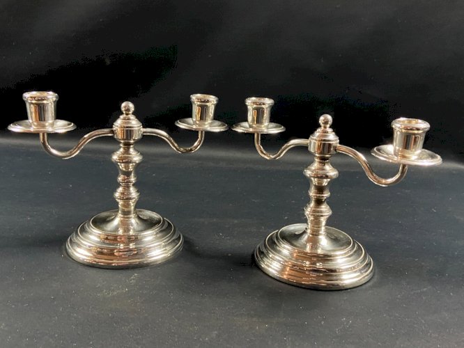 Paire de bougeoirs bouts de table en métal argenté signé CHRISTOFLE modèle Albi