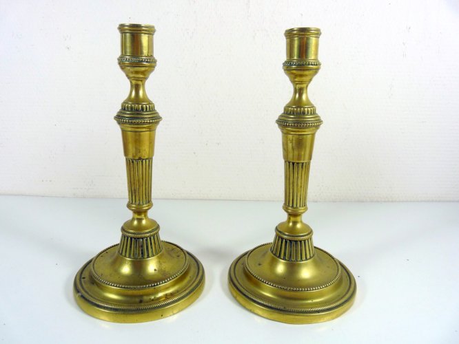 Paire de bougeoirs bronze sculpté époque Napoléon III décor perlé pas signés