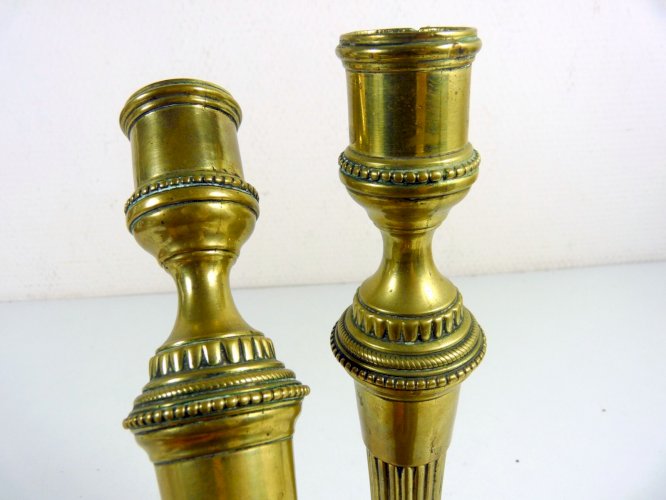 Paire de bougeoirs bronze sculpté époque Napoléon III décor perlé pas signés