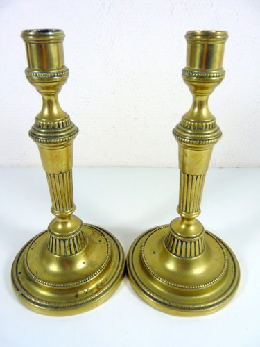 Paire de bougeoirs bronze sculpté époque Napoléon III décor perlé pas signés
