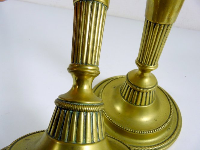 Paire de bougeoirs bronze sculpté époque Napoléon III décor perlé pas signés
