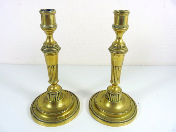 Paire de bougeoirs bronze sculpté époque Napoléon III décor perlé pas signés