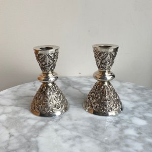 Paire de bougeoirs en argent Thaïlande riche décor M3770