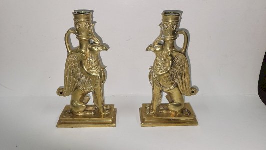 PAIRE DE BOUGEOIRS EN BRONZE DORE GRIFFONS DU XIX ème SIECLE