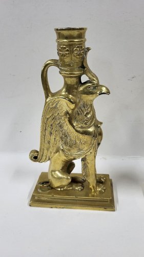 PAIRE DE BOUGEOIRS EN BRONZE DORE GRIFFONS DU XIX ème SIECLE