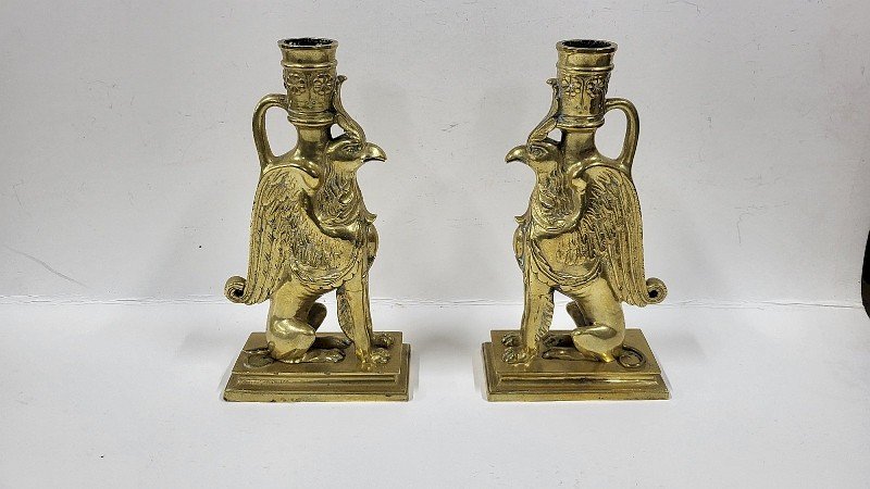 PAIRE DE BOUGEOIRS EN BRONZE DORE GRIFFONS DU XIX ème SIECLE