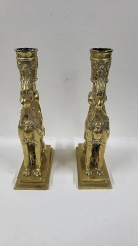 PAIRE DE BOUGEOIRS EN BRONZE DORE GRIFFONS DU XIX ème SIECLE