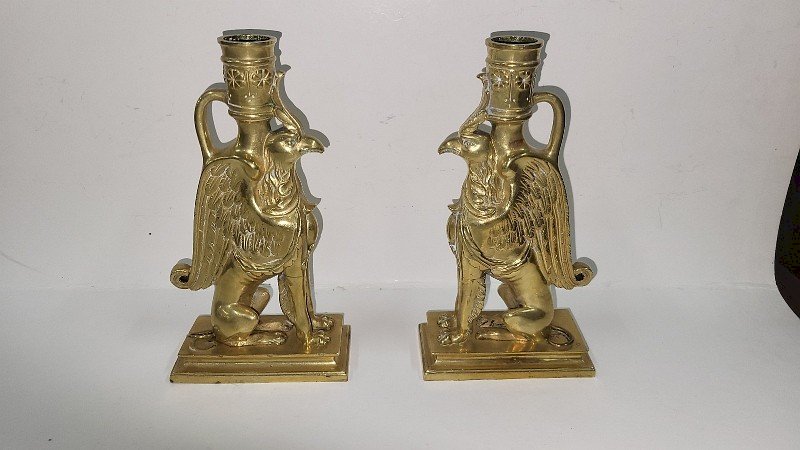 PAIRE DE BOUGEOIRS EN BRONZE DORE GRIFFONS DU XIX ème SIECLE