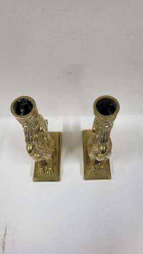 PAIRE DE BOUGEOIRS EN BRONZE DORE GRIFFONS DU XIX ème SIECLE