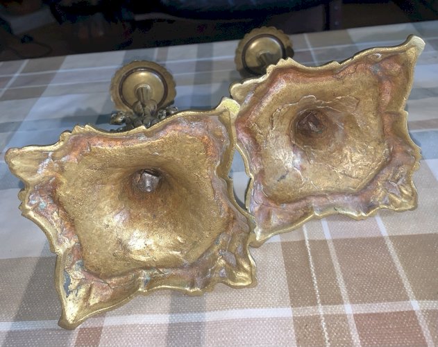 Paire de bougeoirs en bronze néo renaissance XIXe têtes de griffons