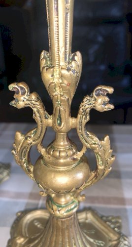 Paire de bougeoirs en bronze néo renaissance XIXe têtes de griffons