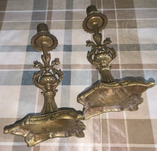 Paire de bougeoirs en bronze néo renaissance XIXe têtes de griffons