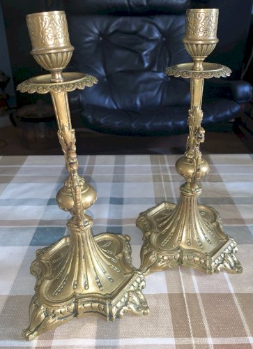 Paire de bougeoirs en bronze néo renaissance XIXe têtes de griffons