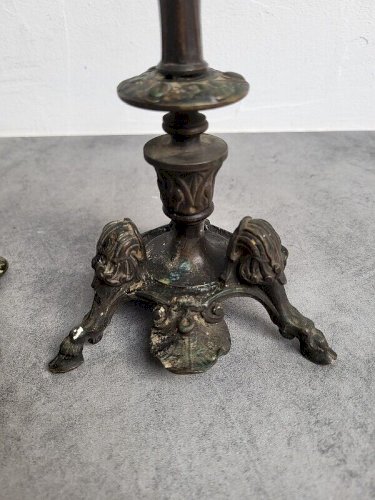 PAIRE DE BOUGEOIRS EN BRONZE PIEDS SABOTS DU XIX ème SIECLE