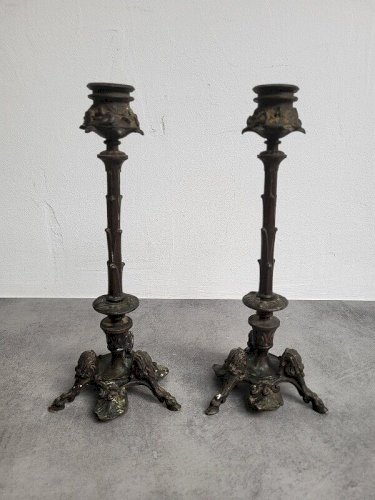 PAIRE DE BOUGEOIRS EN BRONZE PIEDS SABOTS DU XIX ème SIECLE
