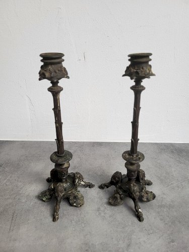 PAIRE DE BOUGEOIRS EN BRONZE PIEDS SABOTS DU XIX ème SIECLE