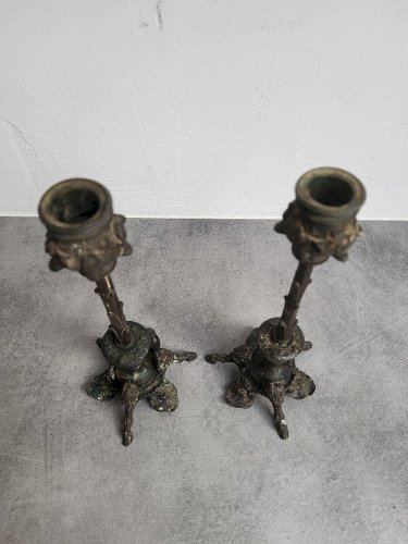 PAIRE DE BOUGEOIRS EN BRONZE PIEDS SABOTS DU XIX ème SIECLE