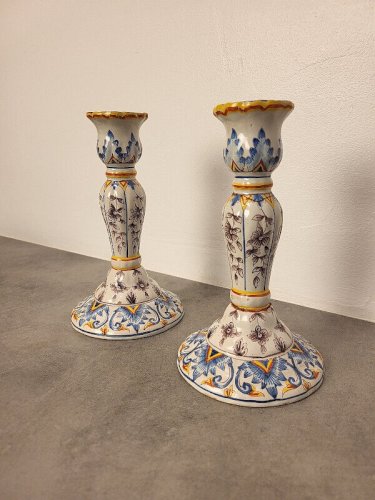 PAIRE DE BOUGEOIRS EN FAÏENCE SIGNES
