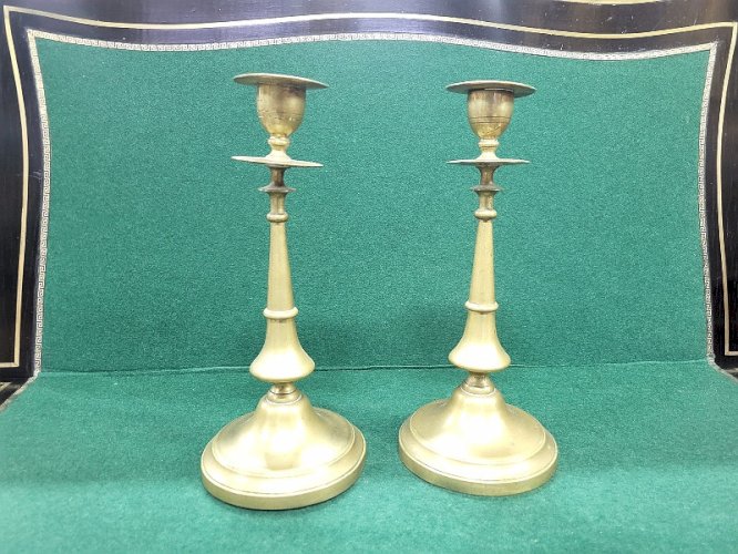 PAIRE DE BOUGEOIRS EN LAITON DU XIX ème SIECLE