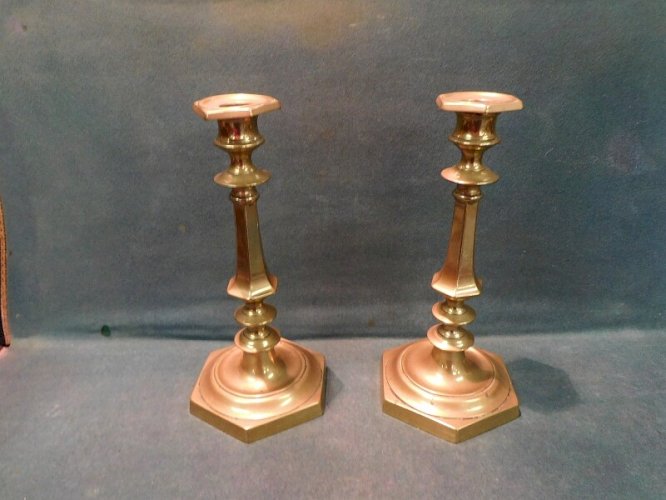 PAIRE DE BOUGEOIRS EN LAITON DU XIX ème SIECLE