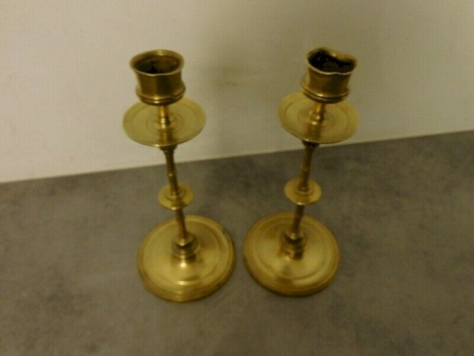 PAIRE DE BOUGEOIRS EN LAITON