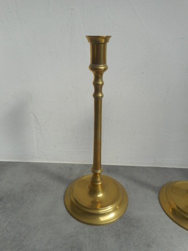 PAIRE DE BOUGEOIRS EN LAITON