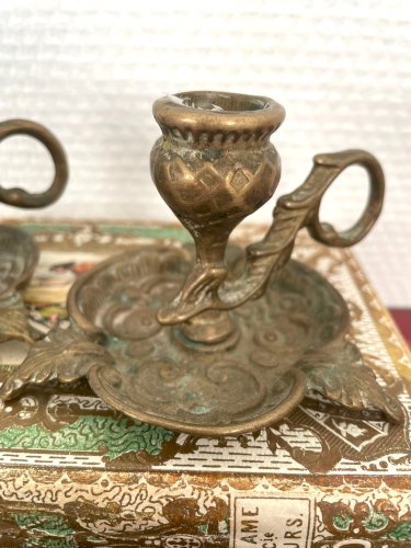 Paire de bougeoirs en laiton