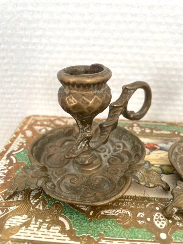 Paire de bougeoirs en laiton