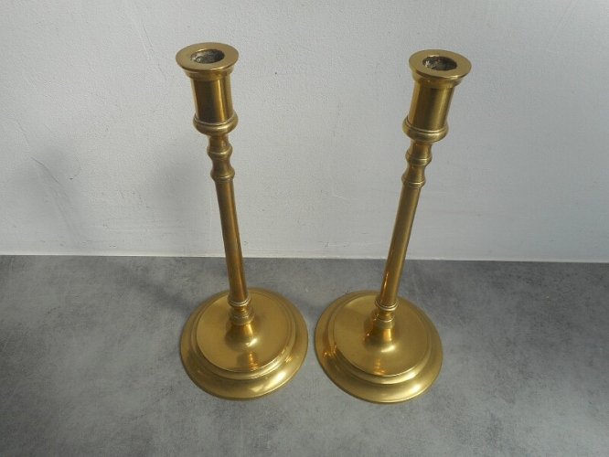 PAIRE DE BOUGEOIRS EN LAITON