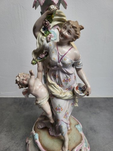 PAIRE DE BOUGEOIRS EN PORCELAINE ALLEMANDE DU XIX ème SIECLE