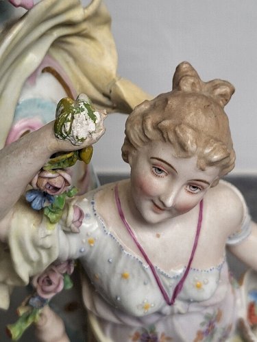 PAIRE DE BOUGEOIRS EN PORCELAINE ALLEMANDE DU XIX ème SIECLE