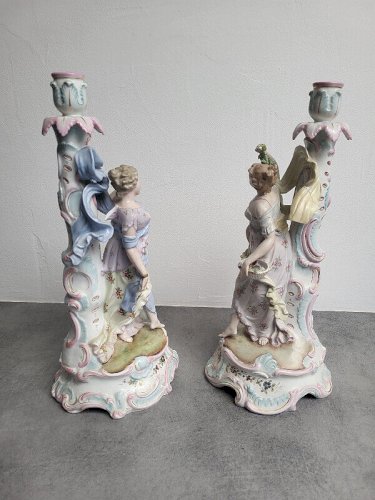 PAIRE DE BOUGEOIRS EN PORCELAINE ALLEMANDE DU XIX ème SIECLE