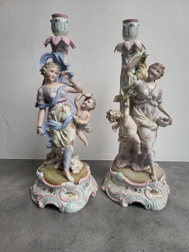 PAIRE DE BOUGEOIRS EN PORCELAINE ALLEMANDE DU XIX ème SIECLE