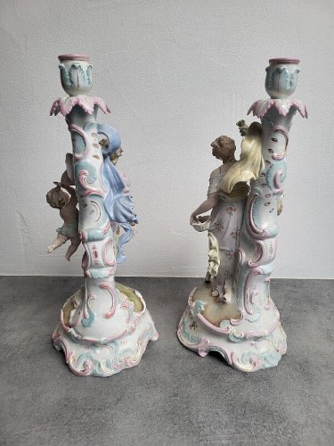 PAIRE DE BOUGEOIRS EN PORCELAINE ALLEMANDE DU XIX ème SIECLE