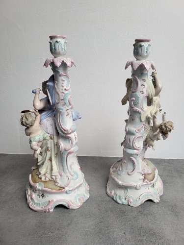PAIRE DE BOUGEOIRS EN PORCELAINE ALLEMANDE DU XIX ème SIECLE