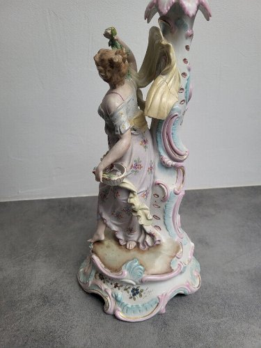 PAIRE DE BOUGEOIRS EN PORCELAINE ALLEMANDE DU XIX ème SIECLE