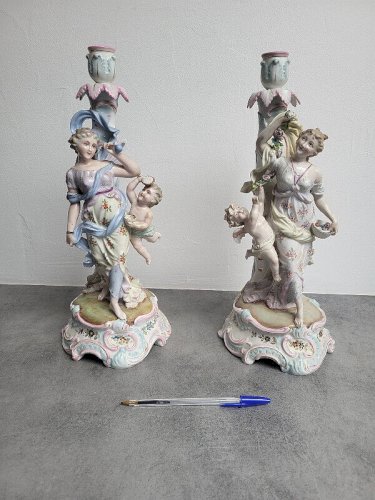 PAIRE DE BOUGEOIRS EN PORCELAINE ALLEMANDE DU XIX ème SIECLE