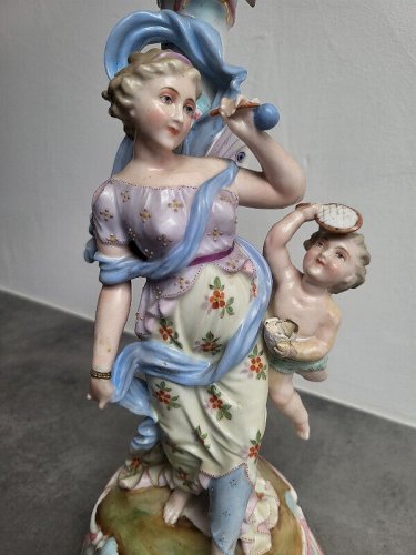 PAIRE DE BOUGEOIRS EN PORCELAINE ALLEMANDE DU XIX ème SIECLE