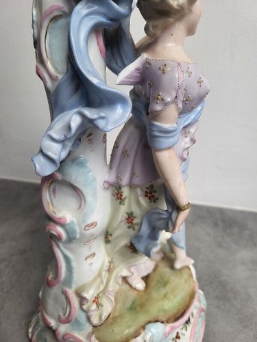 PAIRE DE BOUGEOIRS EN PORCELAINE ALLEMANDE DU XIX ème SIECLE