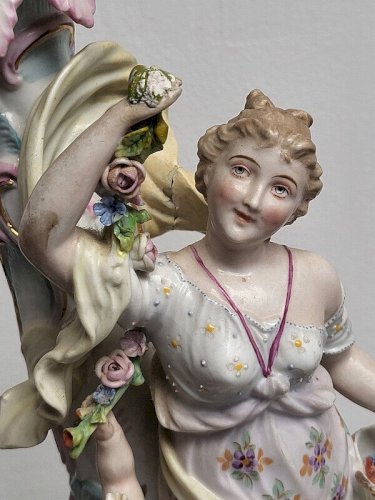 PAIRE DE BOUGEOIRS EN PORCELAINE ALLEMANDE DU XIX ème SIECLE