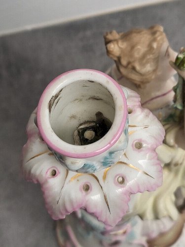 PAIRE DE BOUGEOIRS EN PORCELAINE ALLEMANDE DU XIX ème SIECLE