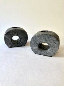 Paire de bougeoirs en terre cuite finition anthracite, années 1980