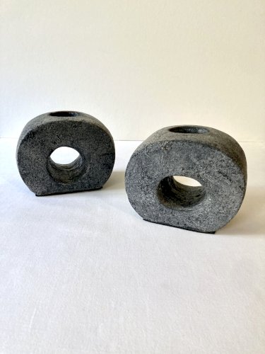 Paire de bougeoirs en terre cuite finition anthracite, années 1980