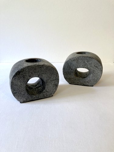 Paire de bougeoirs en terre cuite finition anthracite, années 1980