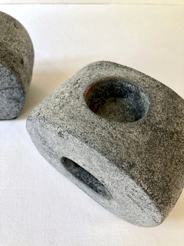 Paire de bougeoirs en terre cuite finition anthracite, années 1980